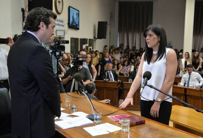 Gabriela Schieda jurando como concejal frente a Nicolás Vitalini (foto de archivo)