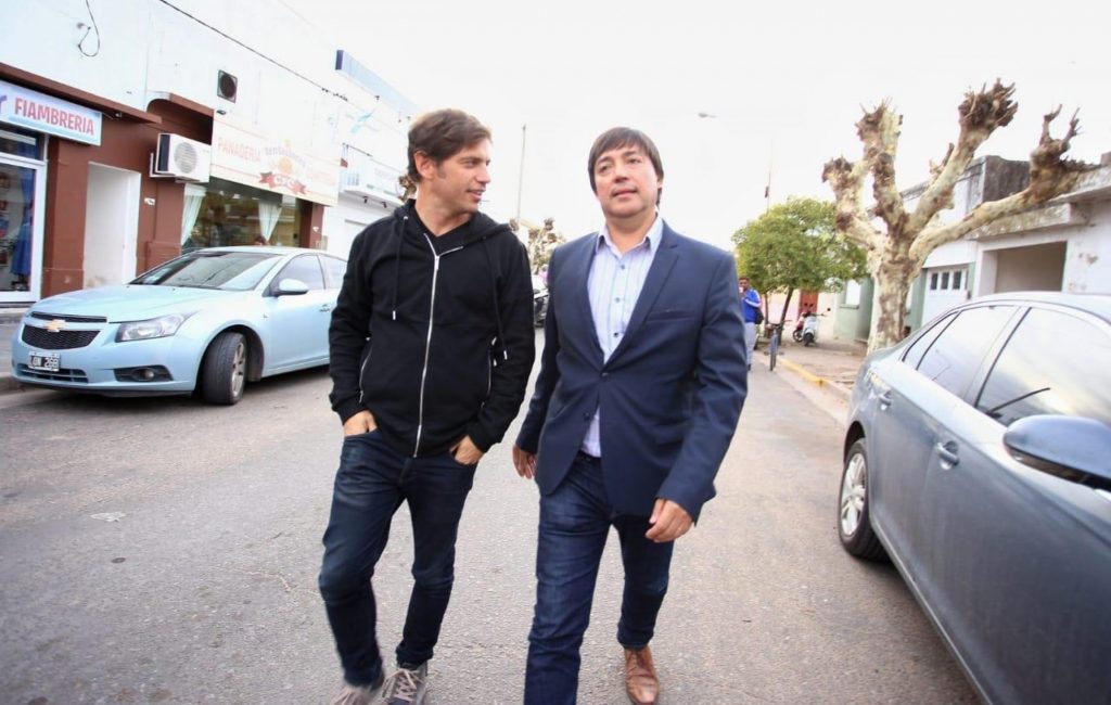 Kicillof recorriendo Daireux con el intendente Alejandro Acerbo