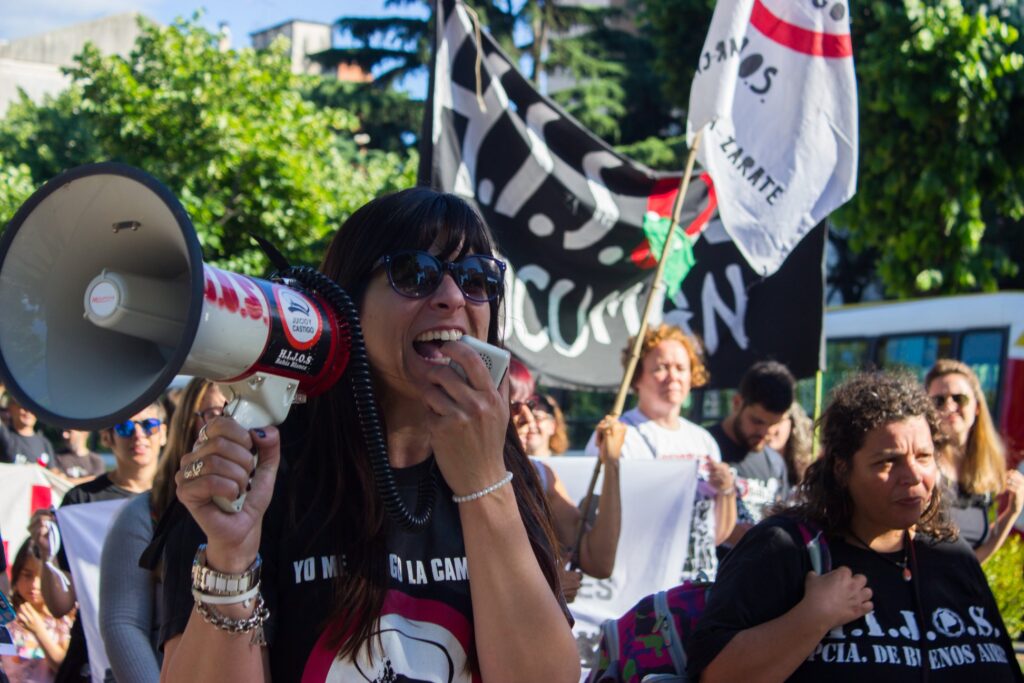 Entrevista con Anahí Junquera a raíz de que HIJOS repudió las últimas sentencias en juicios por delitos de lesa humanidad. También se refirió al caso de Milani, La noche de los Lápices bahiense y el genocida cura Aldo Vara