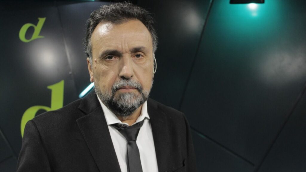 periodista Roberto Navarro fue golpeado a la salida de su programa