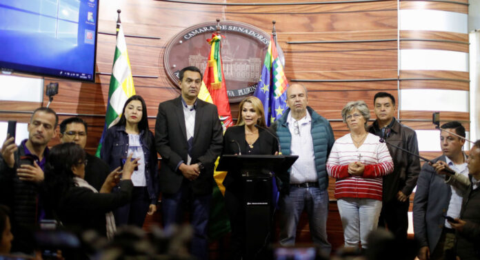 La senadora Jeanine Áñez se autoproclamó presidenta de Bolivia