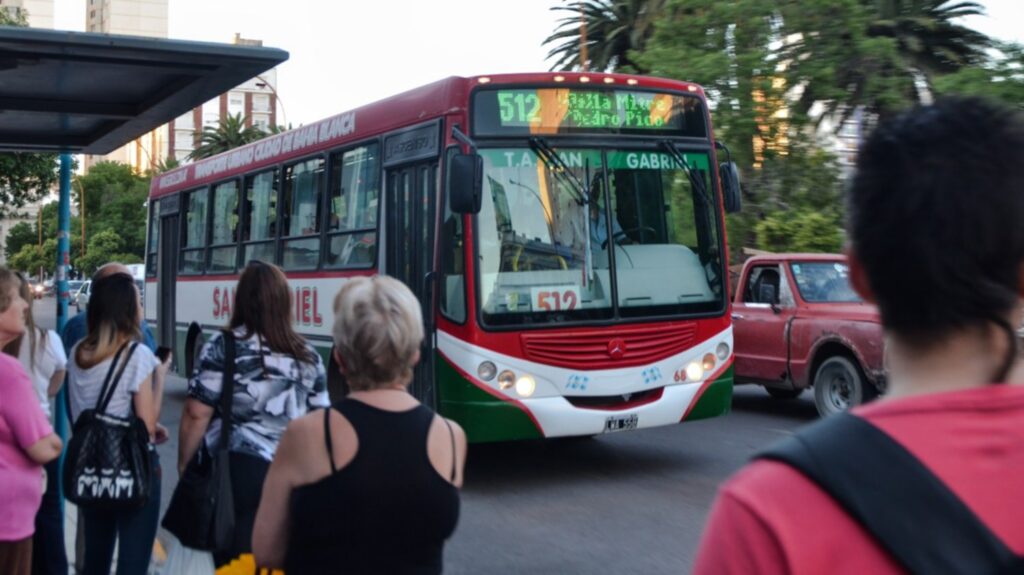 Gay envió un proyecto de ordenanza que aumenta el valor del colectivo en bahia blanca