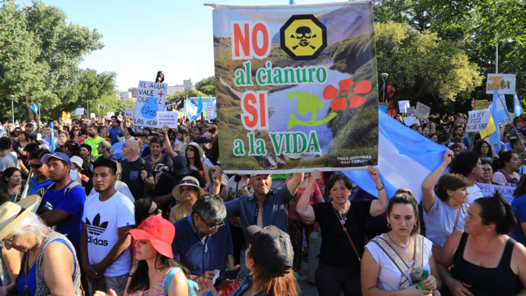 derogan la ley que permite el cianuro en minería