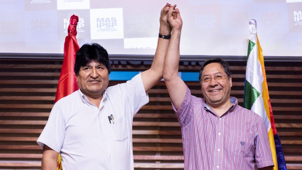 Si bien los datos oficiales estarán disponibles en el día de mañana, los números de la boca de urna que se dieron a conocer el domingo a la medianoche por la consultora CiesMori muestran una tendencia irrevocable con un 53% de los votos a Luis Arce candidato del MAS. Este porcentaje le daría una ventaja por más de 20 puntos respecto al principal candidato de la oposición Carlos Mesa de Comunidad Ciudadana. Este resultado también anticipa la mayoría del MAS en ambas cámaras del Parlamento. Una nueva etapa comienza con Luis Arce como presidente, quien deberá construir su propio liderazgo presidencial. El gobierno electo también enfrenta grandes desafíos ante las complejidades del contexto económico. En ese sentido, Arce anuncio que una de sus primeras medidas será el “bono contra el hambre”, a través del cual se otorgarán mil pesos bolivianos a la población.