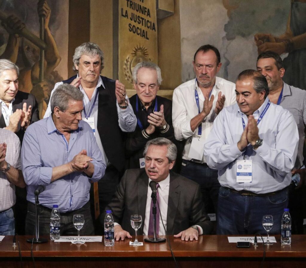 Alberto Fernández junto a la CGT (foto de archivo)