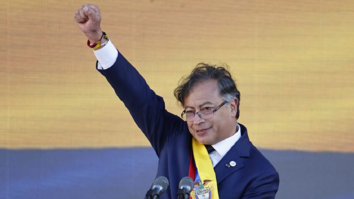 Gustavo Petro asumió como primer presidente de izquierda de Colombia