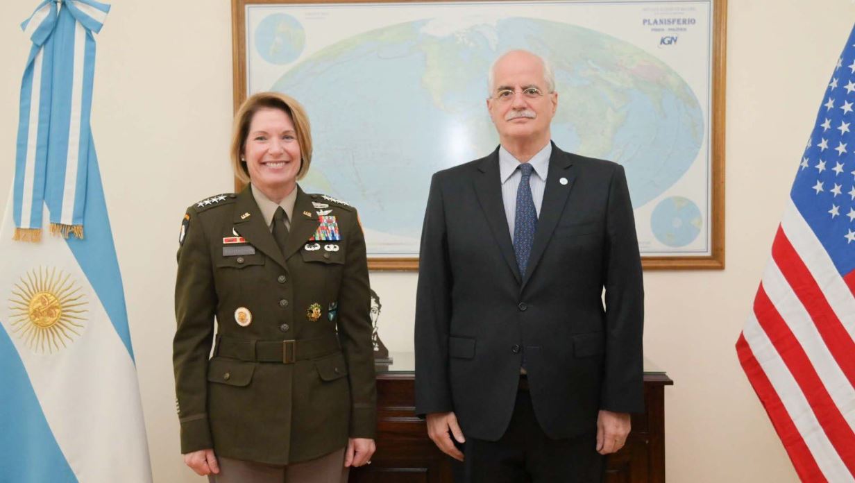La jefa del comando sur de EEUU, Laura Richardson, se reunió con el ministro de Defensa, Jorge Taiana, en una visita oficial que trató sobre la seguridad en la región