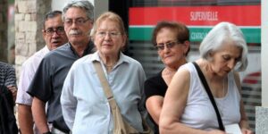 La jubilación mínima cayó por debajo de la línea de pobreza incluso con el bono