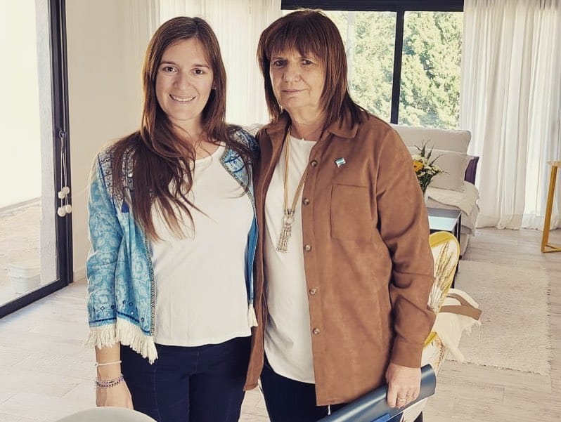 Abigail Gómez con Patricia Bullrich foto de elagora.digital