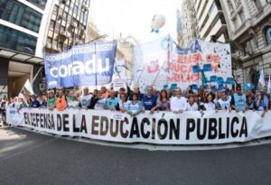 Universitarios realizan un nuevo paro en todo el país y denuncian una pérdida salarial del 50%