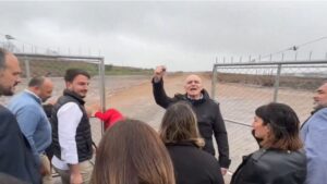 Diputados libertarios rompieron las fajas de clausura e irrumpieron en una obra de Mercado Libre