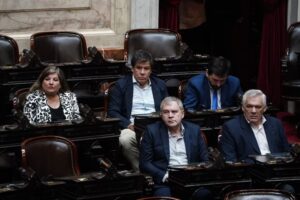 12 diputados radicales referenciados en Manes y Lousteau abandonaron el bloque de la UCR