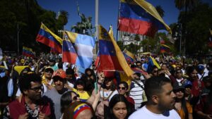 Gracias a la convocatoria de González Urrutia, Milei pudo saludar a una multitud frente a Casa Rosada