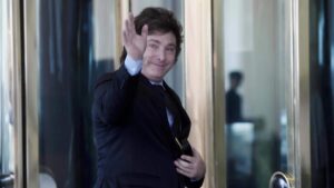 Milei viaja a Paris con gobernadores aliados tras un fugaz paso por Argentina