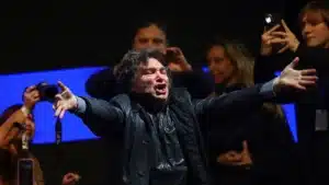Insultos, acusaciones falsas y más seguridad que militantes: Así fue el cierre de Javier Milei en Moreno
