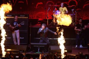 Disfrazado de rockstar, Milei apostó al circo para intentar correr el foco del narcoescándalo de Espert