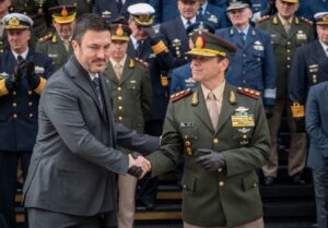 Presti reemplazará a Petri y por primera vez desde la vuelta a la democracia un militar quedará al frente de Defensa