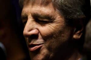 Luis Caputo aprobó tomar créditos por 3.200 millones de dólares para pagar deuda