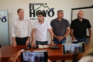 En medio de los incendios, Santilli fue a Chubut a buscar el apoyo de Torres para la reforma laboral
