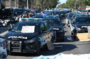 Las protestas policiales en Santa Fe y Rosario dejaron al descubierto la crisis en las fuerzas de seguridad