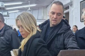 Adorni no puede explicar por qué llevó a su esposa en el avión oficial: Le llueven las denuncias y los números no cierran