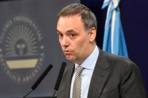 Citaron a declarar a las 4 jubiladas que le prestaron 300 mil dólares a Adorni para comprar propiedades