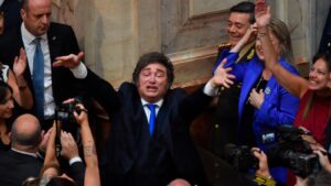 La recaudación lleva 7 meses en caída libre y aprieta el superávit de Javier Milei