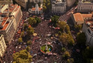 Una masiva multitud colmó la Plaza de Mayo en el Día de la Memoria al grito de “que digan dónde están”