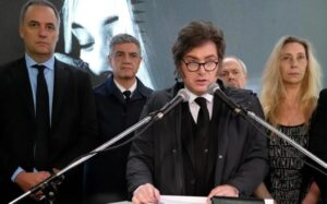 Mientras descuida el suelo argentino, Milei usó el atentado en la Embajada de Israel para cruzar a Irán