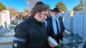 Milei volvió a la tumba del rebe Lubavitch en Nueva York tras ratificar su apoyo total a los ataques de Israel y EEUU
