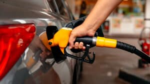 La nafta súper ya supera los 2 mil pesos el litro y augura un nuevo aumento de la inflación