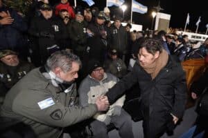 “El territorio no se vende”: Kicillof participó de la vigilia por Malvinas en Tierra del Fuego