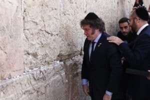 El show de Milei en Israel: Visitó el muro de los lamentos y se subió a un escenario para cantar “Libre”