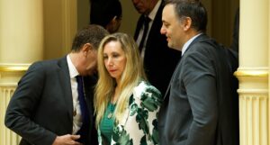 Karina se resigna a que Bullrich compita en CABA mientras ve cómo se desploma la imagen de Adorni