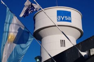 Luis Caputo ahora avanza con la venta del 90% de AySA tras la privatización de Transener