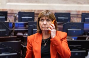 “Adorni está sucio, no entiendo por qué Milei lo defiende”: la frase que Bullrich le habría dicho a senadores de LLA