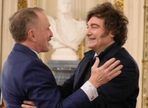 Lamelas tuvo que prometer un salvavidas de u$s20.000 millones para frenar el riesgo país