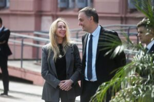 Karina le busca a Adorni una similar a la que Alberto les daba a sus funcionarios