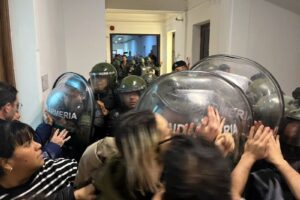 Milei destruye el sistema nuclear, porque para decir que el Estado no sirve primero hay que romperlo