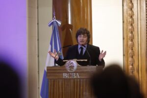 “Andate a Cuba”: Milei terminó peleándose con un jubilado en la Bolsa de Comercio