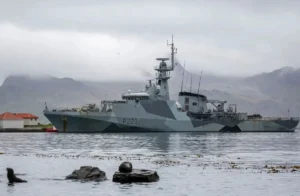 Un buque de guerra inglés atravesó aguas argentinas sin aviso y ante el silencio del Gobierno