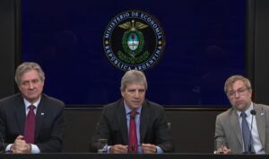 Caputo presentó su plan para patear la deuda hasta después de las elecciones