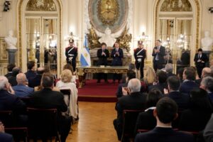 Santilli asumió con el respaldo de 13 gobernadores, el PRO y la expectativa de reactivar la agenda oficialista
