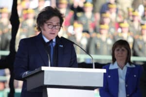 Javier Milei esquiva la interna en la mesa política con su 19° viaje a EEUU