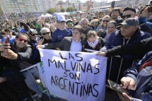 Kicillof se consolida como el dirigente como mejor imagen y Milei no figura ni en el top 5