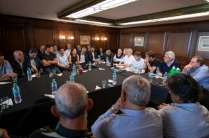 Kicillof recibió a dirigentes de Santa Fe mientras construye la alternativa para 2027