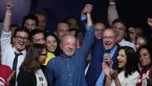 Lula le ganó a Bolsonaro por más de 3 puntos en una remontada histórica