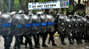 Infiltrados, 30 detenidos y 550 heridos: Milei frenó la marcha universitaria a fuerza de represión